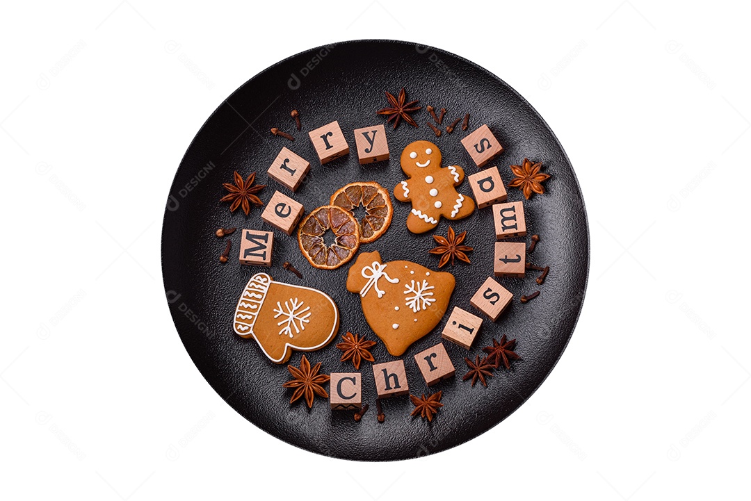 Linda composição de Natal com espaço de cópia com inscrição em cubos de madeira sobre fundo de concreto preto