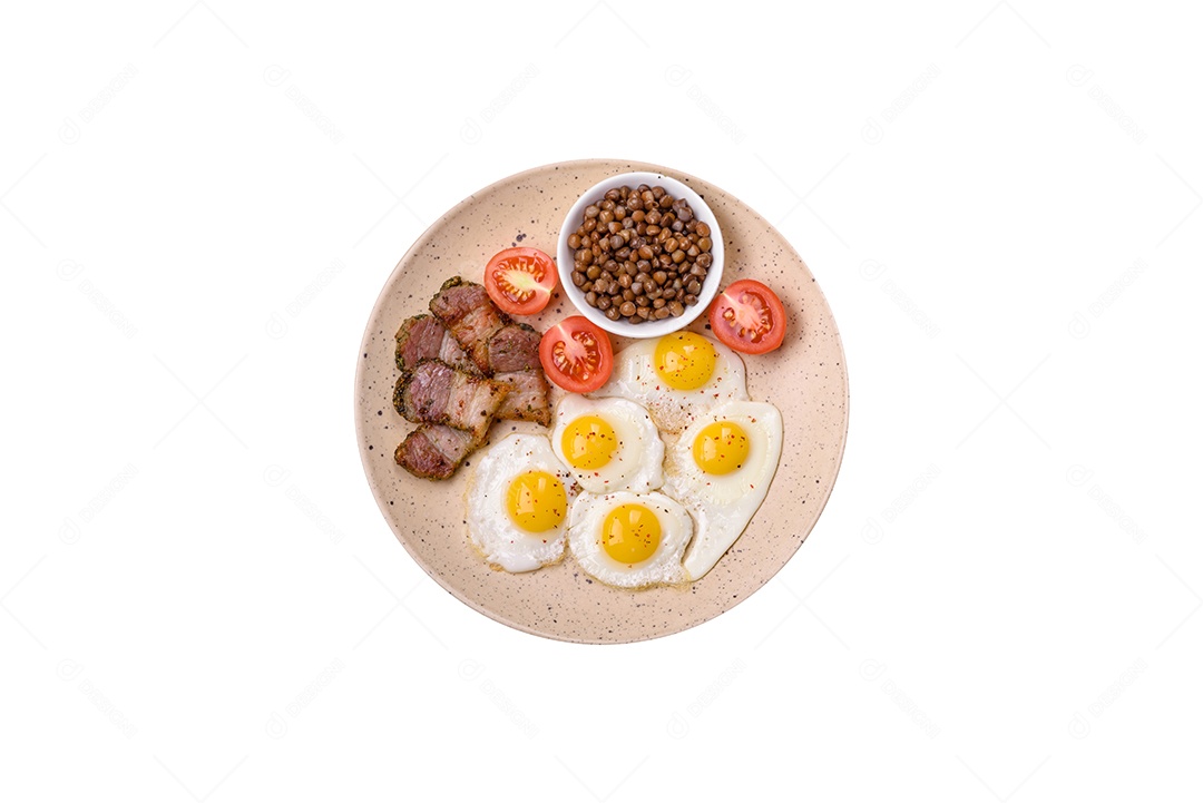 Prato de comida sobre fundo isolado branco