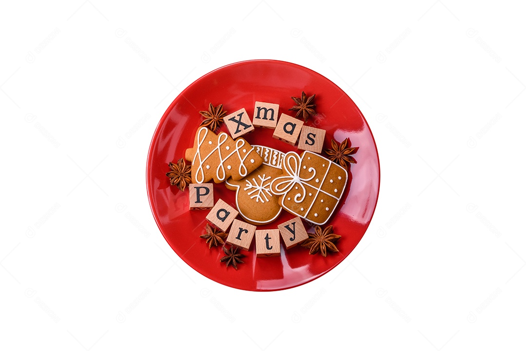 Inscrição de festa de Natal com cubos de madeira sobre um fundo escuro de concreto. Cartão postal com espaço de cópia para o seu design