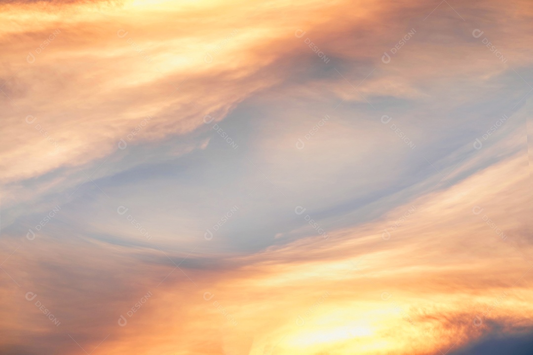 Nuvens douradas laranja e luz solar no céu