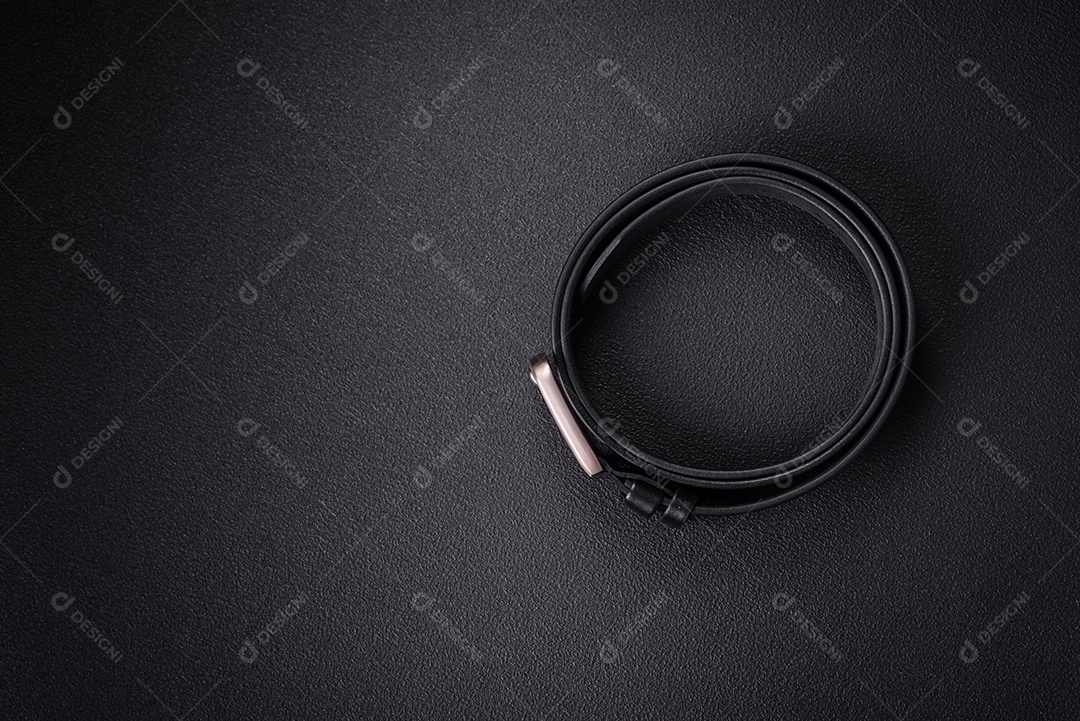 Novo cinto masculino de couro com fivela de metal à moda antiga sobre fundo escuro de concreto