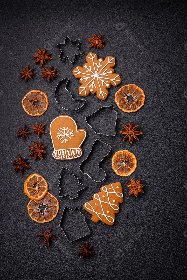 Deliciosos biscoitos de gengibre com mel, gengibre e canela. Composição de inverno