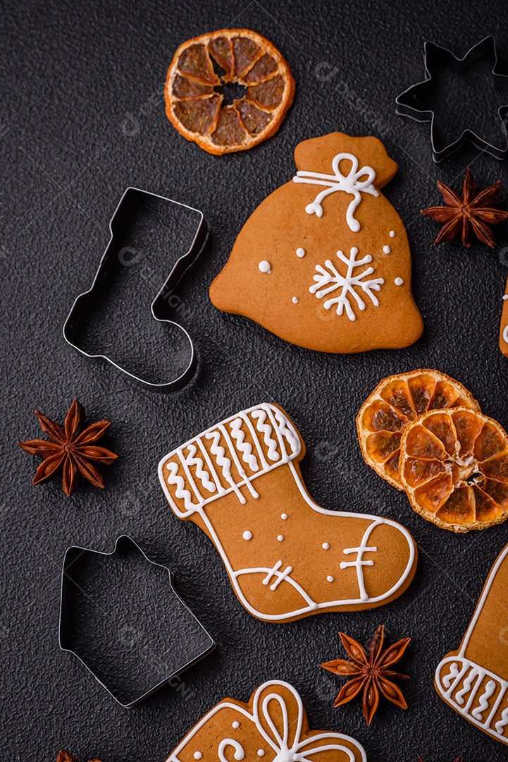 Deliciosos biscoitos de gengibre com mel, gengibre e canela. Composição de inverno