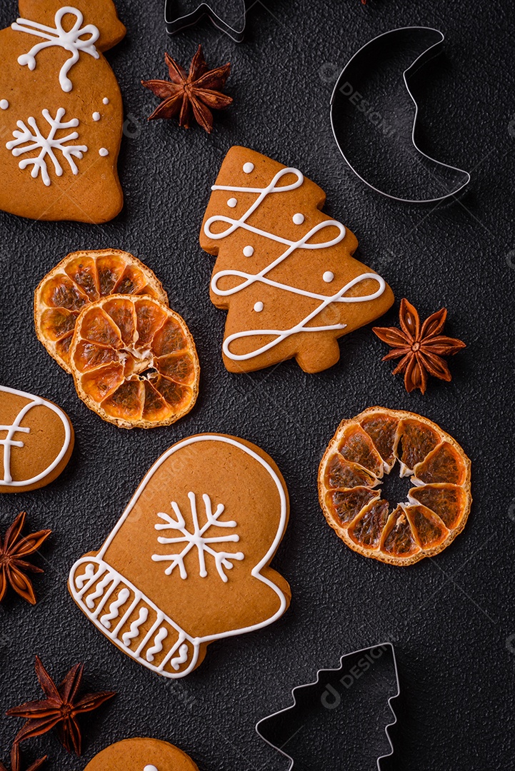 Deliciosos biscoitos de gengibre com mel, gengibre e canela. Composição de inverno