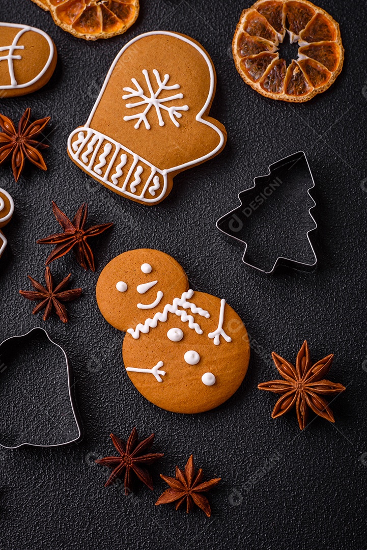 Deliciosos biscoitos de gengibre com mel, gengibre e canela. Composição de inverno