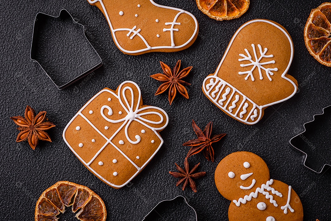 Deliciosos biscoitos de gengibre com mel, gengibre e canela. Composição de inverno