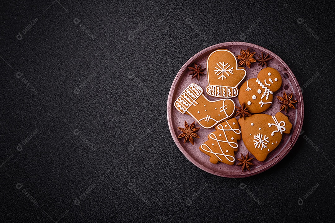 Deliciosos biscoitos de gengibre com mel, gengibre e canela. Composição de inverno