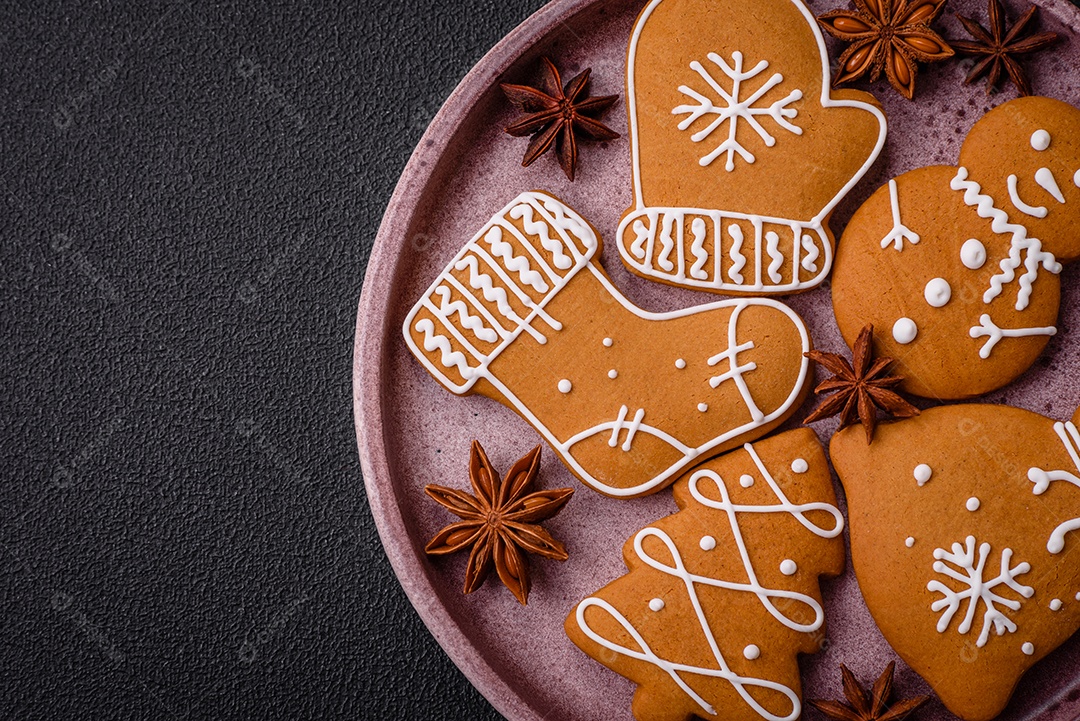 Deliciosos biscoitos de gengibre com mel, gengibre e canela. Composição de inverno