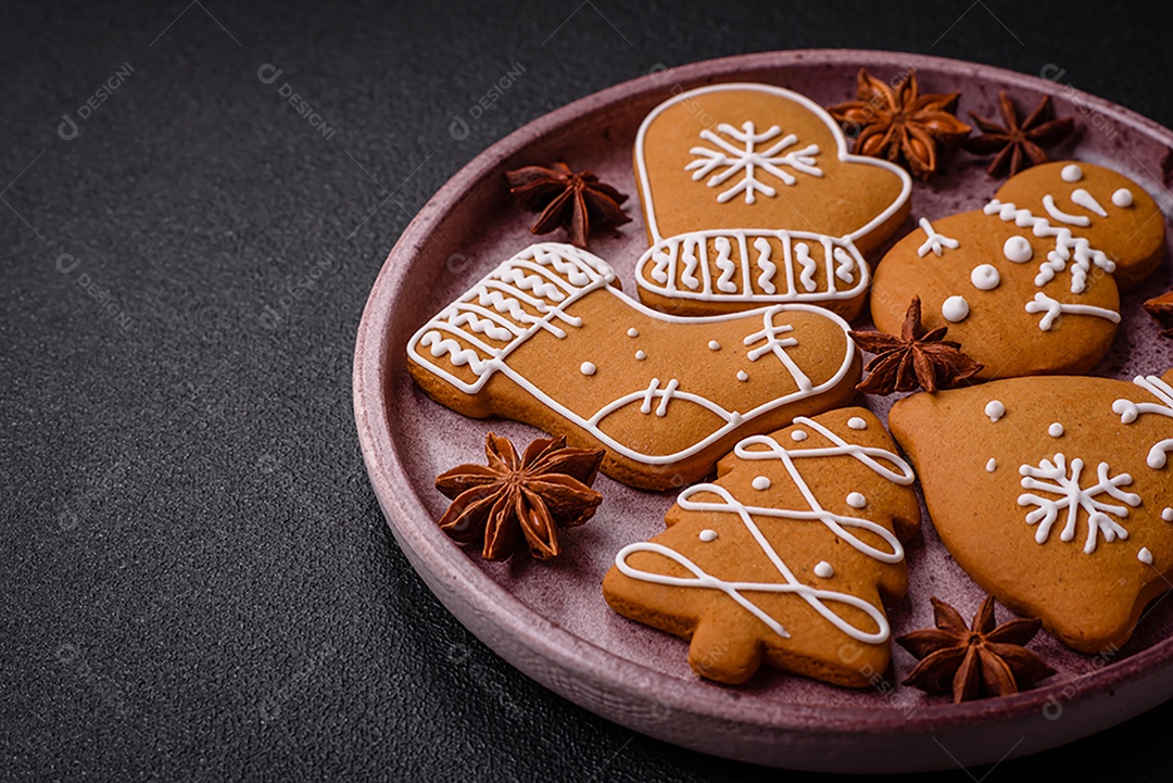 Deliciosos biscoitos de gengibre com mel, gengibre e canela. Composição de inverno