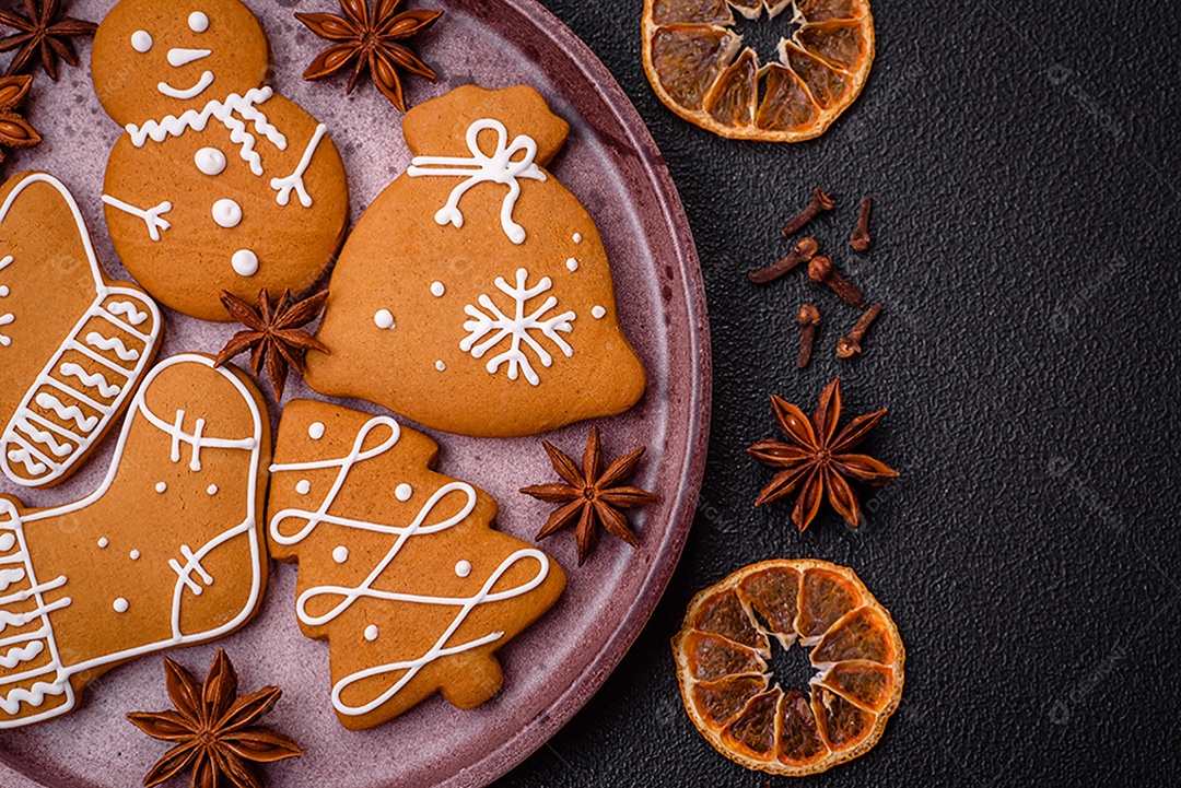 Deliciosos biscoitos de gengibre com mel, gengibre e canela. Composição de inverno