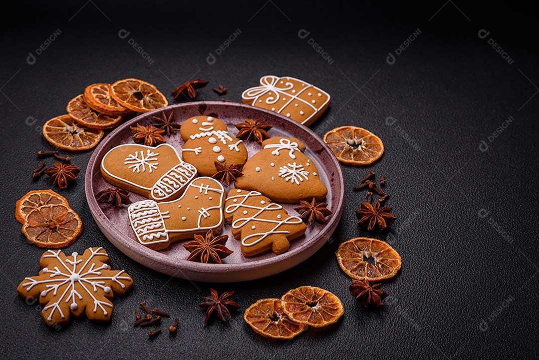 Deliciosos biscoitos de gengibre com mel, gengibre e canela. Composição de inverno