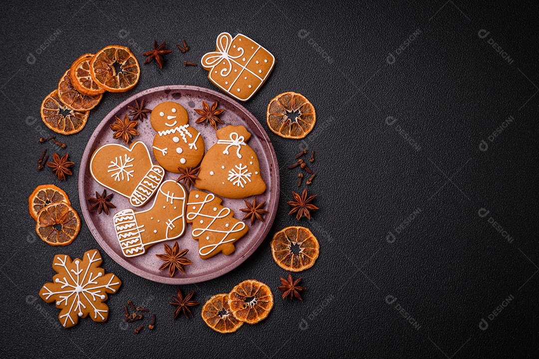 Deliciosos biscoitos de gengibre com mel, gengibre e canela. Composição de inverno