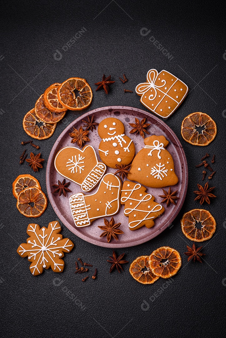 Deliciosos biscoitos de gengibre com mel, gengibre e canela. Composição de inverno