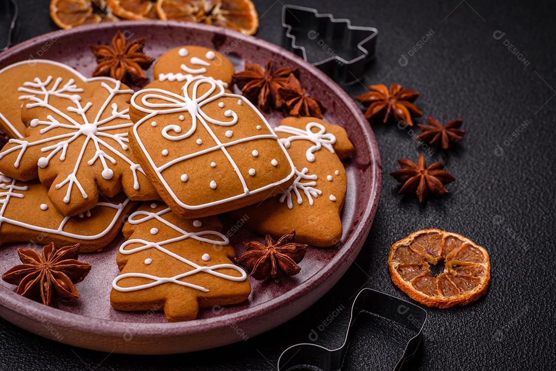Deliciosos biscoitos de gengibre com mel, gengibre e canela. Composição de inverno