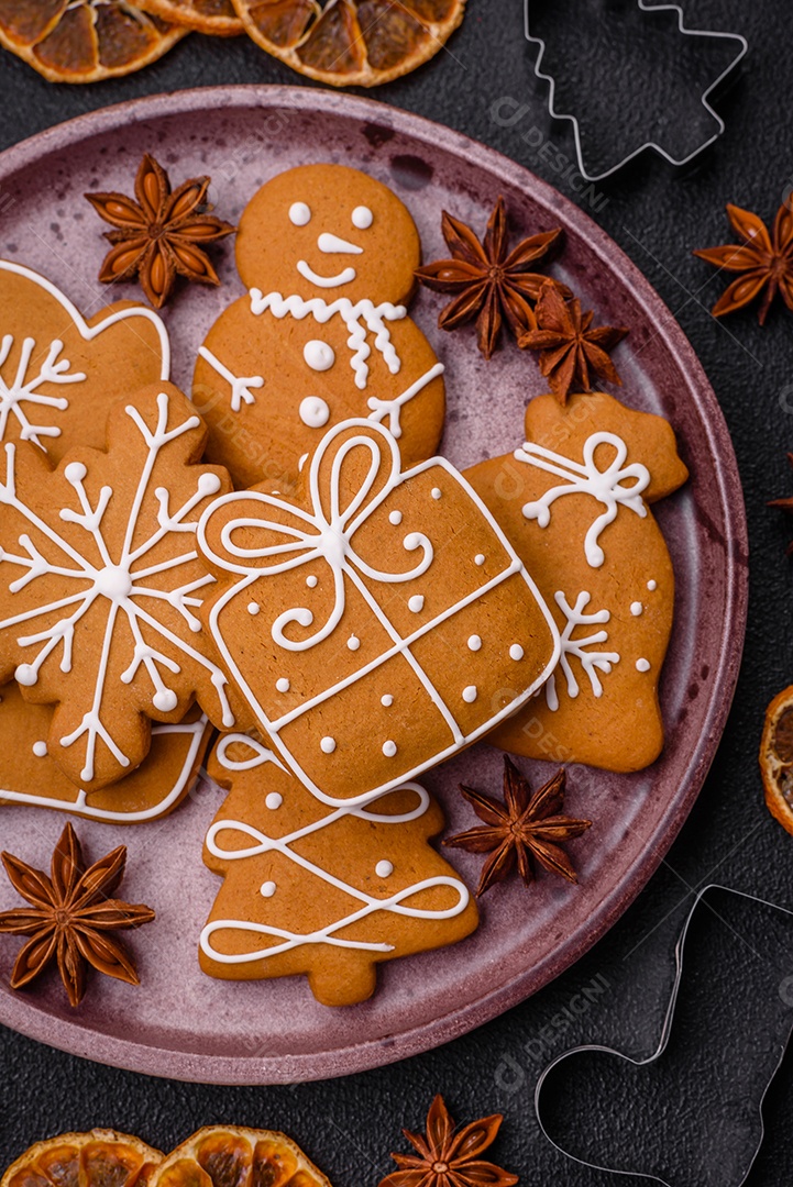 Deliciosos biscoitos de gengibre com mel, gengibre e canela. Composição de inverno