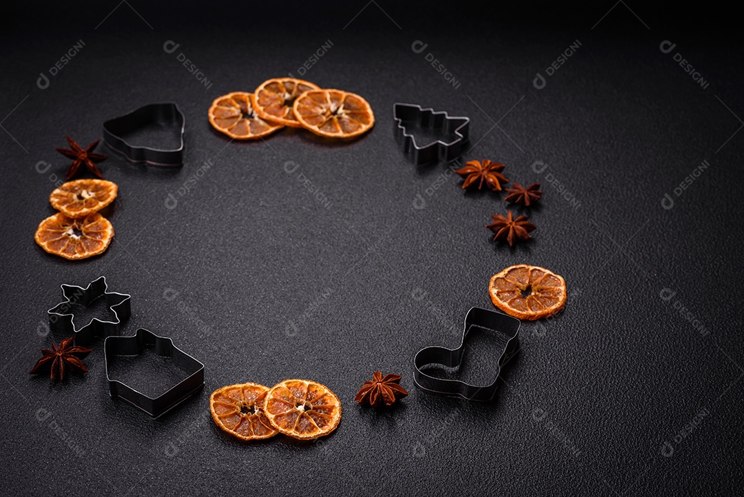 Deliciosos biscoitos de gengibre com mel, gengibre e canela. Composição de inverno