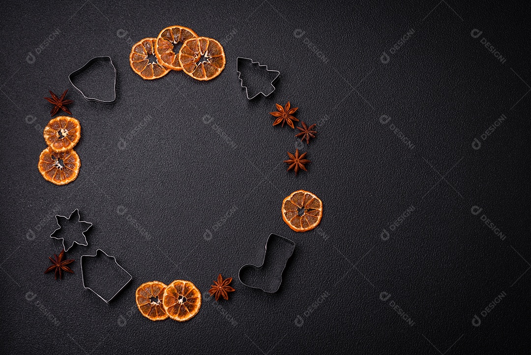 Deliciosos biscoitos de gengibre com mel, gengibre e canela. Composição de inverno