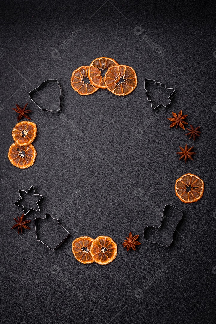 Deliciosos biscoitos de gengibre com mel, gengibre e canela. Composição de inverno