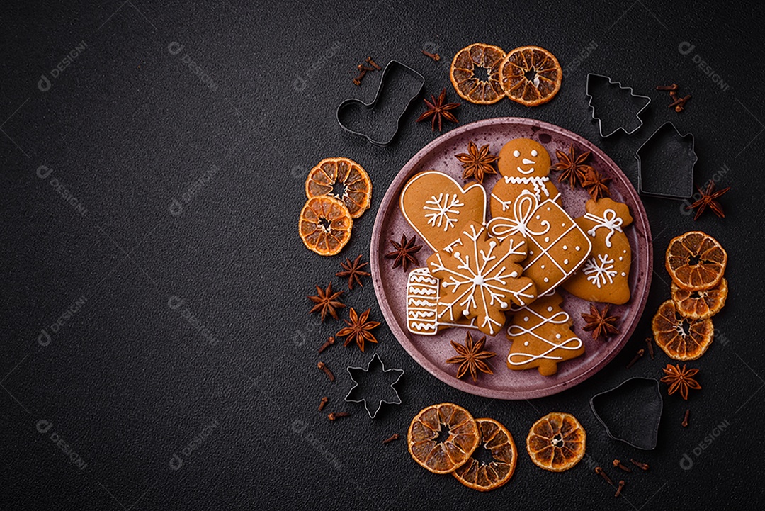 Deliciosos biscoitos de gengibre com mel, gengibre e canela. Composição de inverno