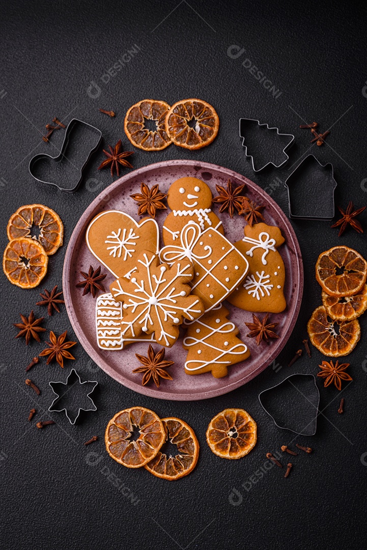 Deliciosos biscoitos de gengibre com mel, gengibre e canela. Composição de inverno