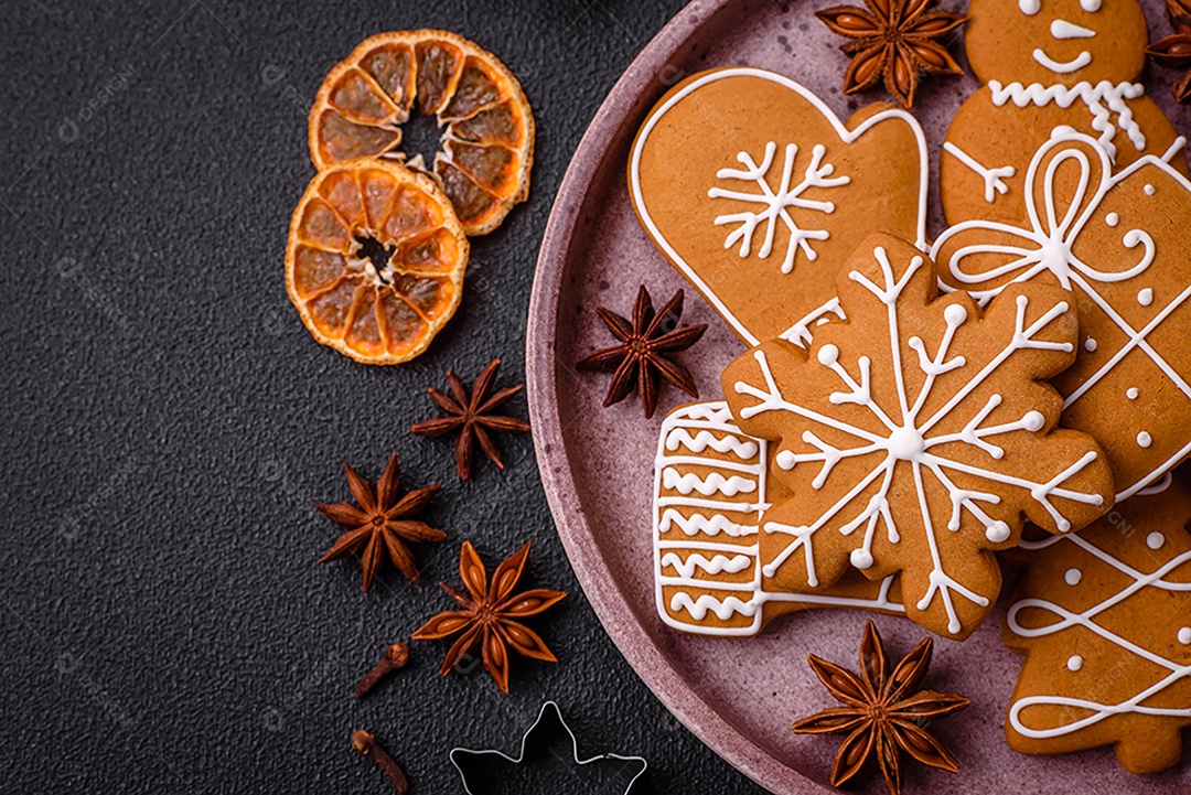 Deliciosos biscoitos de gengibre com mel, gengibre e canela. Composição de inverno