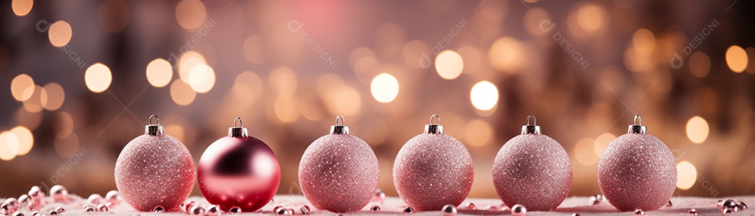 Linda árvore de Natal rosa com bolas