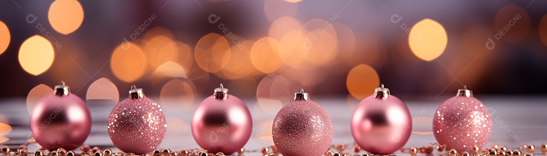 Linda árvore de Natal rosa com bolas