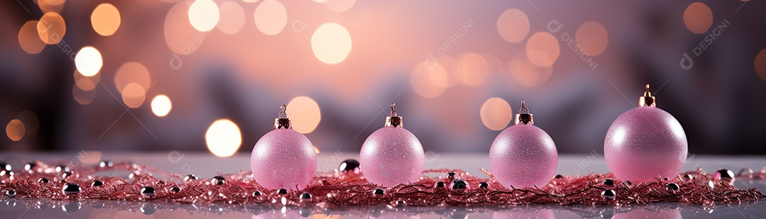 Linda árvore de Natal rosa com bolas