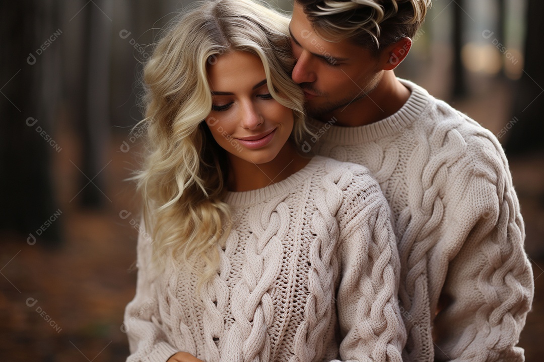 Casal feliz apaixonado se divertindo com roupa de tricô