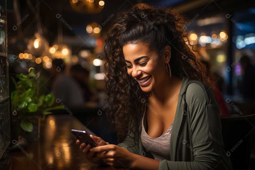 Mulher feliz usando smartphone de alta tecnologia