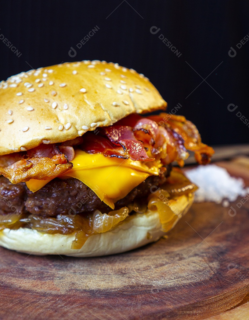 Delicioso hamburguer sobre tábua de madeira