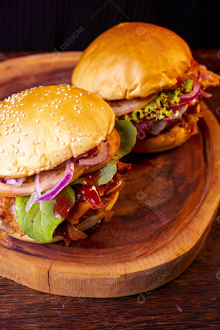 Delicioso hamburguer sobre tábua de madeira