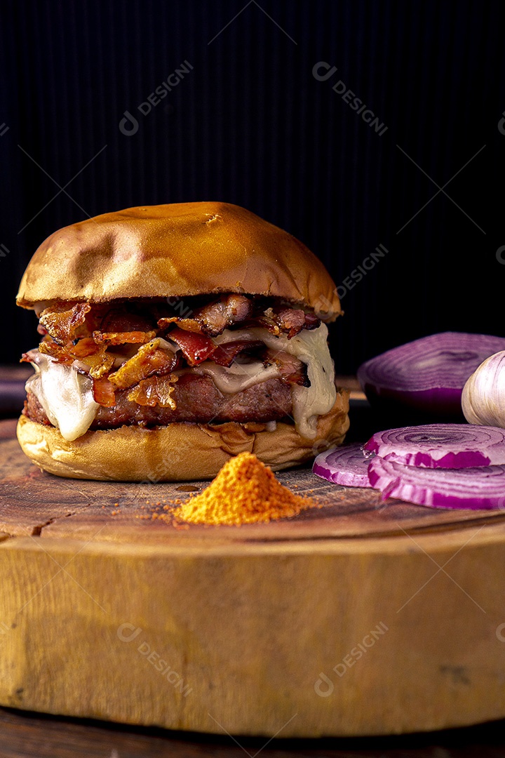 Delicioso hamburguer sobre tábua de madeira