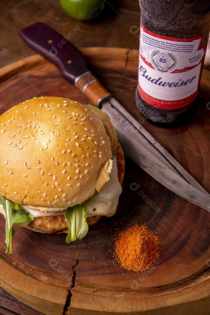 Delicioso hamburguer sobre tábua de madeira