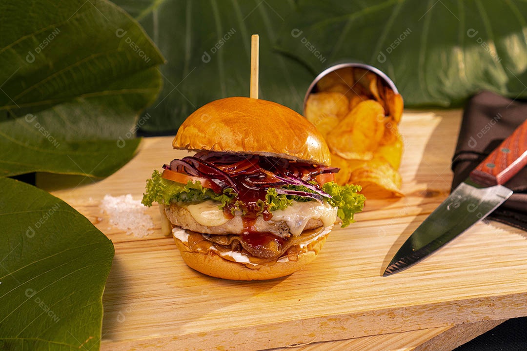 Delicioso hamburguer sobre tábua de madeira