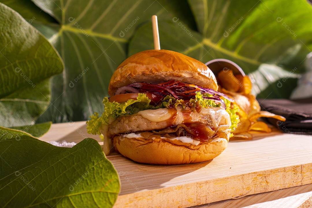 Delicioso hamburguer sobre tábua de madeira