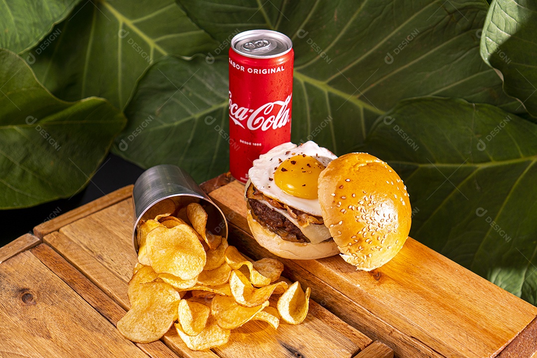 Delicioso hamburguer sobre tábua de madeira