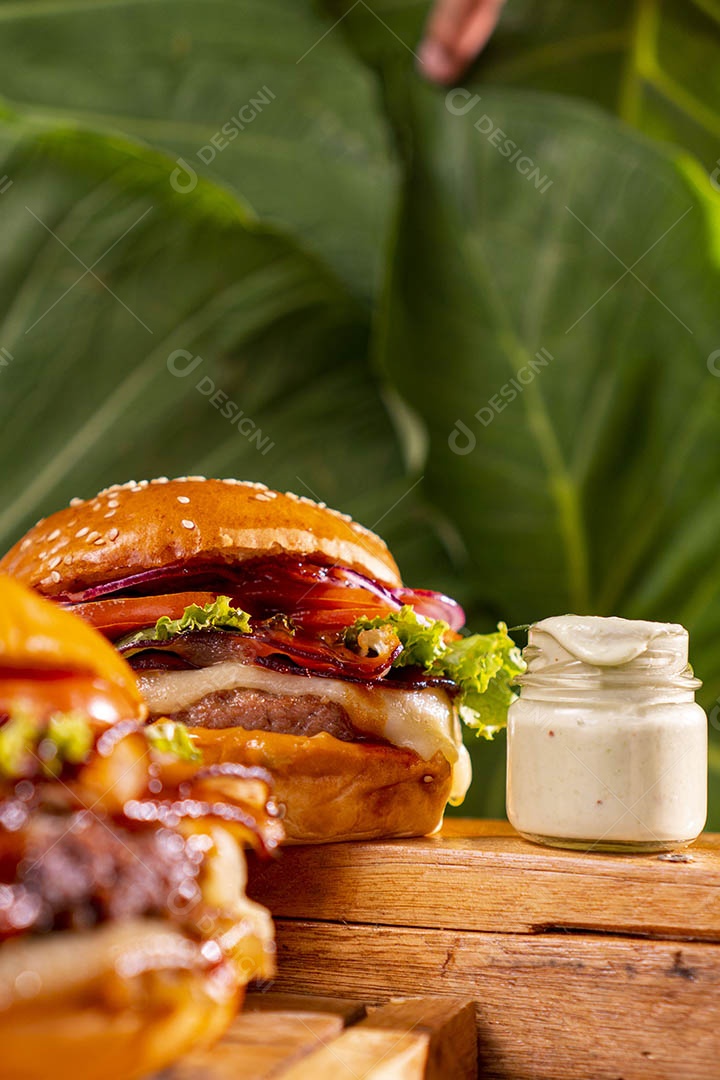 Delicioso hamburguer sobre tábua de madeira