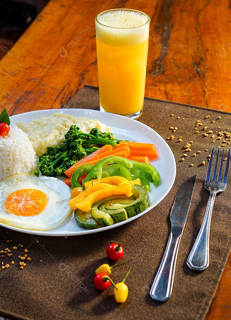 Delicioso prato feito sobre a mesa