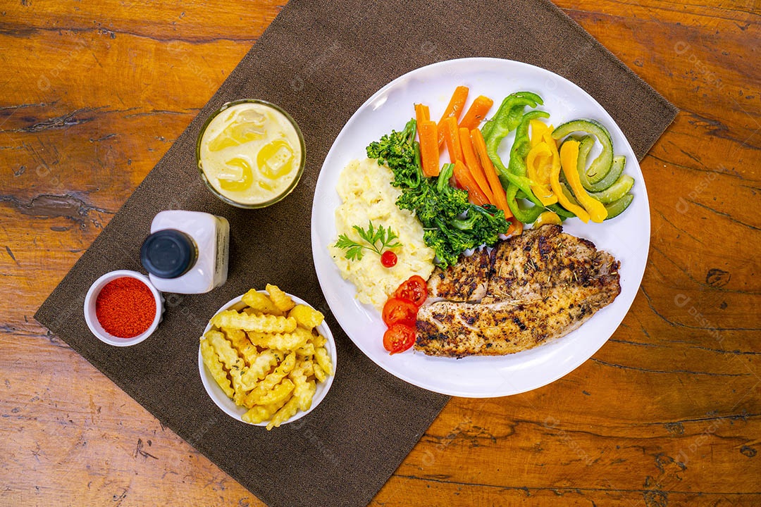 Delicioso prato feito sobre a mesa