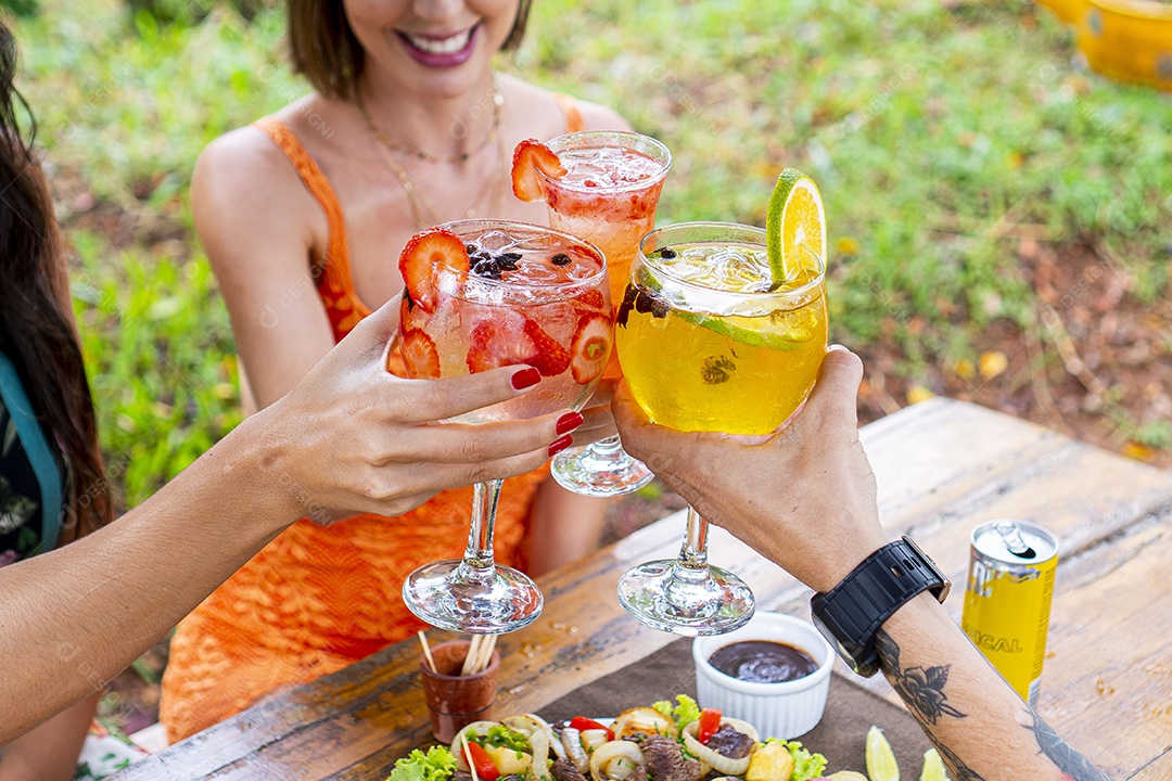 Delicioso drink de morango e laranja com especiarias