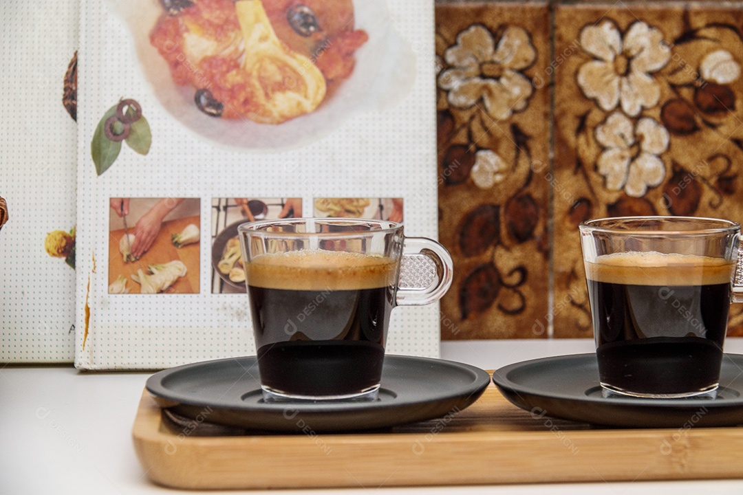 Xícara de café na mesa de uma residência