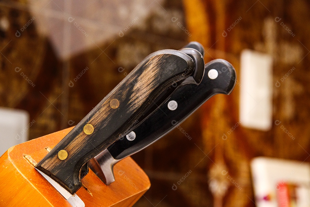 Cabos de faca em uma cozinha residencial