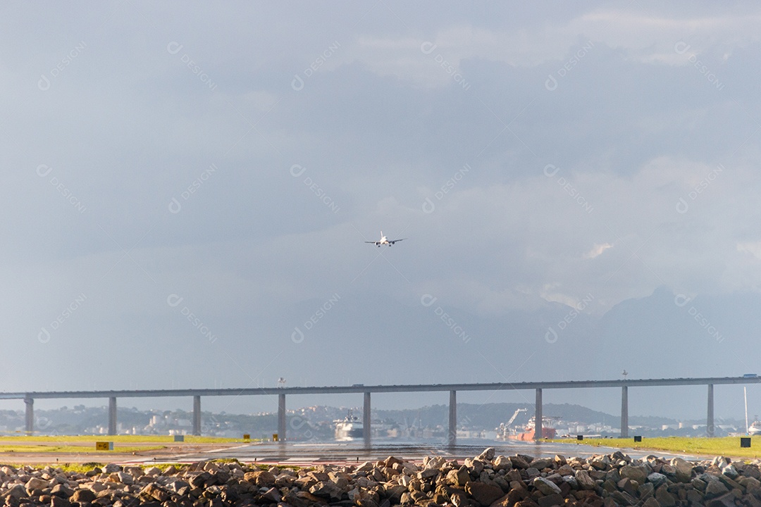 Avião se aproximando da pista do Santos Dumont  aeroporto