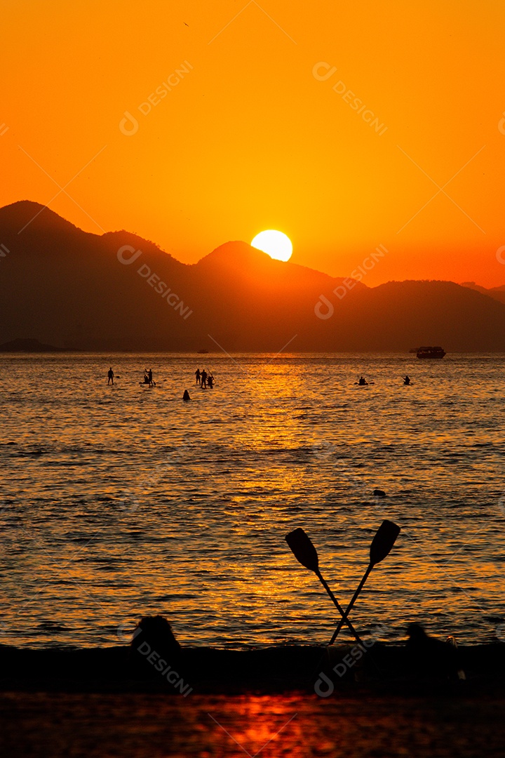 Nascer do sol na praia de Copacabana