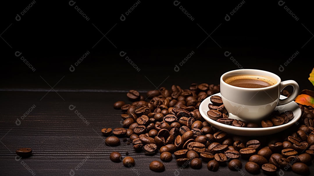 Xícara de café e grãos torrados sobre a mesa