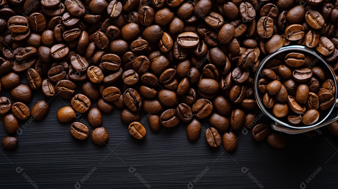 Xícara de café e grãos torrados sobre a mesa