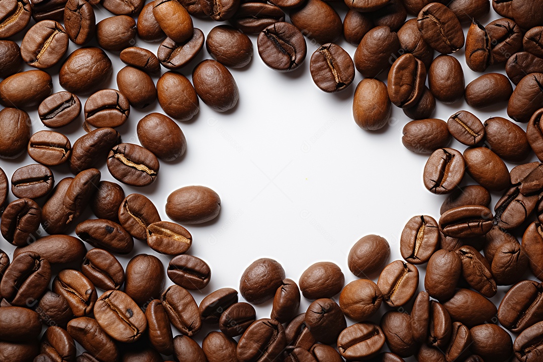 Grãos de café isolados em fundo preto