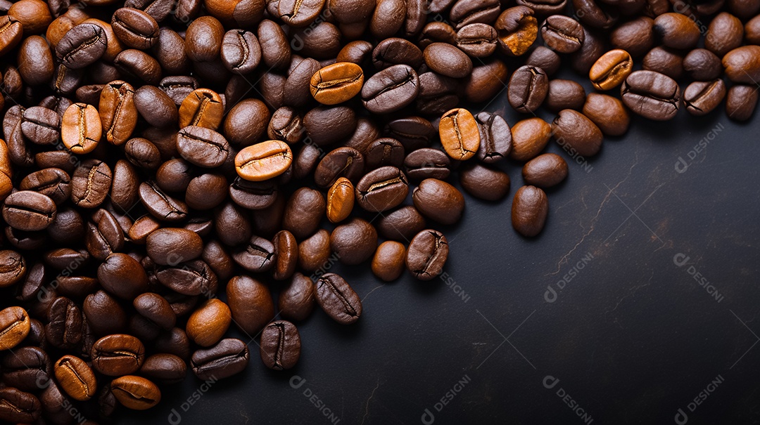 Grãos de café em ordem diagonal de fundo escuro alinhados