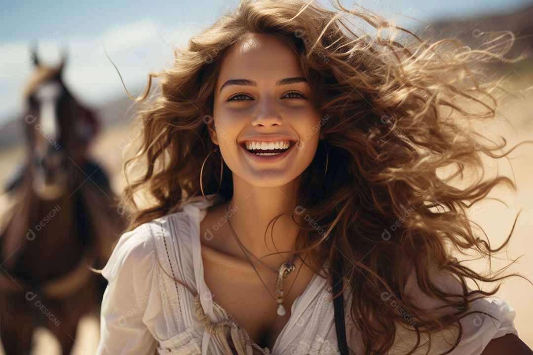 Cavaleira cavalgando sob uma fazenda